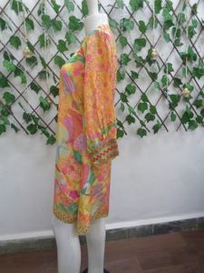 Tunique Kurti de créateur de qualité supérieure avec imprimés ethniques et torsion moderne pour femmes Fashion Forward au meilleur prix - Product Image 2