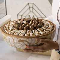 Bandeja de Metal de Lujo Ecológica Hecha a Mano Resistente al Calor con Tapa de Cúpula para Chocolate, Acabado Dorado Premium, Regalo Gourmet para Fiestas