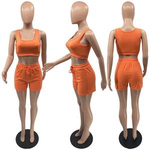 Échantillon gratuit ensemble short d'entraînement en tricot avec logo personnalisé ensemble deux pièces pour femmes printemps 2025 ensemble de vêtements de détente d'été assortis - Product Image 1