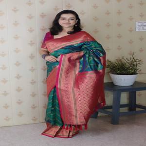 ผ้าซารีไหมบานาราซีเนื้อนุ่มคุณภาพพรีเมียมจากวัสตรา คอทเทจ ลายซิกแซกเรขาคณิตสีทองด้วยด้ายซารีทอง พร้อมผ้าปาลลูสีตัดกันอย่างมีระดับ เหมาะสำหรับใส่ในงานเทศกาล - Product Image 6