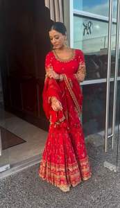 Fil de fausse georgette de vêtements de mariage de concepteur lourd avec le haut de travail de broderie de séquence et le palazzo de Sharara avec Dupatta - Product Image 2