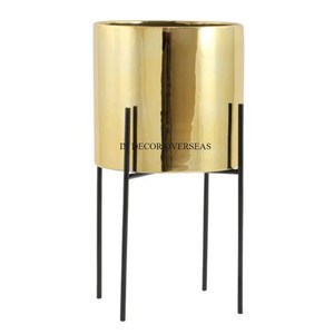 Maceta de metal de calidad superior de forma redonda chapada en oro más vendida y altamente exigente con soporte de color negro a un precio impresionante - Product Image 1