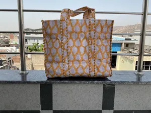 Sac fourre-tout de luxe à imprimé floral de qualité supérieure Sac fourre-tout imperméable de qualité supérieure fabriqué en Inde avec doublure en toile Fabriqué en Inde Exportateur - Product Image 4
