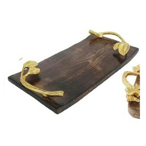Plateau de service en bois naturel en forme de feuille au design unique avec poignée dorée en métal Plateau en bois durable pour ustensiles de cuisine de forme unique - Product Image 2