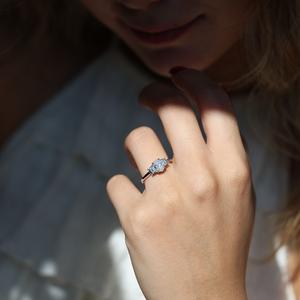 แหวนหมั้นวงรี10x8สีขาวเพชรโมอิสบาแกตหินด้านข้างสีทองสีเงินเครื่องประดับงานแต่งงานสำหรับผู้หญิง - Product Image 2