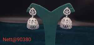 Conjunto de joyería de pendientes de latón de diseñador para mujer Estilo de lujo con diamantes americanos brillantes para bodas y ocasiones - Product Image 3