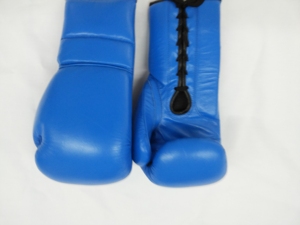 ถุงมือชกมวยหนังแท้ FIGHTER FRIENDS INDUSTRIES น้ำหนักเบา แห้งเร็ว ปิดด้วยแถบตีนตุ๊กแก สำหรับทุกเพศ ทุกวัย 14 ปีขึ้นไป ปรับแต่งได้ - Product Image 2