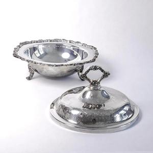 Cacerola Clásica con Acabado Plateado y Tapa Decorativa, Ideal para Servir Comida Caliente y Presentación de Alimentos en Ocasiones Especiales - Product Image 1