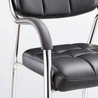 Chaise de visiteur en cuir PVC noir avec siège et dossier rembourrés, accoudoirs recouverts et structure à quatre pieds chromés pour les zones de réception