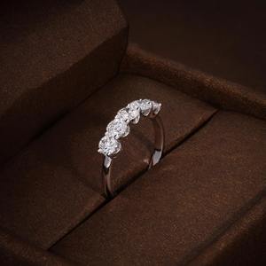 Bague en diamant brillant de 1,36 carats (CTW) cultivé en laboratoire, pureté F VVS1 VVS2, or massif 18 carats, certifiée IGI, bijou de luxe unique pour femme - Product Image 1