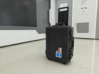 Nettoyeur laser à fibre haute efficacité 500W, design portable avec valise, pour l'élimination de la rouille, de la peinture et de l'oxyde sur le métal, et le nettoyage des graffitis.