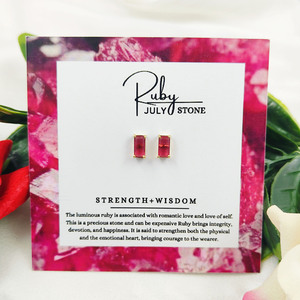 Boucles d'oreilles clous en quartz rubis artisanal, pierre de naissance baguette |   Bijoux plaqués or en gros - Product Image 5