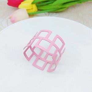 แหวนผ้าเช็ดปากโลหะสะท้อนแสงอย่างนุ่มนวล เพิ่มความสง่างามอย่างละมุน โครงสร้างแข็งแรงป้องกันให้ผ้าเช็ดปากยับอย่างมาก - Product Image 5