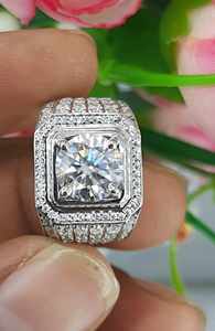 Anillo de compromiso y aniversario para hombre con moissanita redonda de 3.00 quilates y halo, de plata de ley 925 y oro amarillo - Product Image 2