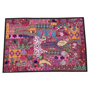 Décoration d'intérieur couleurs assorties et design patchwork perlé bohème tapisserie sari vintage durable