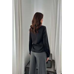 เสื้อเชิ้ตผ้าซาตินสีดำสำหรับผู้หญิง แต่งกระดุม - เสื้อขายส่ง - Product Image 6