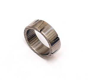 Bague en acier inoxydable damas personnalisée faite à la main avec incrustation en laiton hommes femmes bague de fiançailles unisexe par fabricant de couteaux - Product Image 1