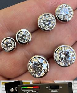 Pendientes de Botón con Bisel de Diamantes de Moissanita Redondos de Estilo Moderno con Baño de Oro y Plata 925 para Mujeres de Lujo - Product Image 2