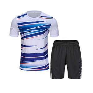 Conjunto de camiseta de fútbol de rayas blancas y rojas de alta calidad, uniforme de fútbol Unisex, dobladillo de cuello verde, pantalones cortos transpirables con cordón personalizado - Product Image 1