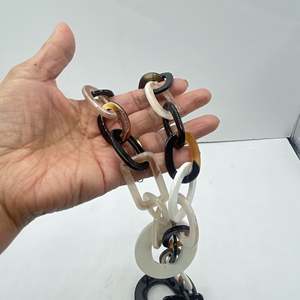 Collier chaîne épaisse en résine fait main, bijoux fantaisie surdimensionnés et élégants, bijoux légers et tendance, modèle femme ange - Product Image 1