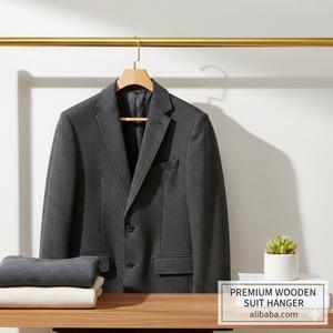 Cintres en bois de hêtre FSC écologiques de qualité supérieure, finition naturelle brillante avec quincaillerie dorée pour l'affichage de vêtements de luxe en <span class=keywords><strong>magasin</strong></span> - Product Image 3