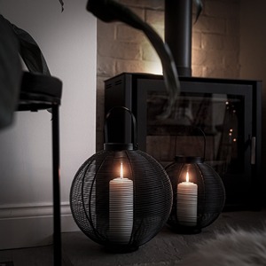 Lanterne ronde noire décorative avec poignée incurvée, parfaite pour l'éclairage d'ambiance, la décoration intérieure, les centres de table et la photographie - Product Image 6