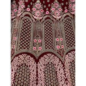 Atractivo Lehenga Choli de Terciopelo Bordado en Color Granate con Dupatta para Vestidos de Novia - Product Image 3