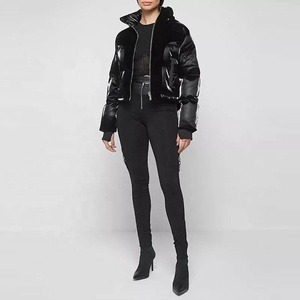 เสื้อโค้ทกันหนาวผู้หญิงสีดำแบบมีฮู้ดถอดได้ เงางาม หรูหรา ผลิตตามแบบ OEM พร้อมโลโก้สั่งทำ เสื้อแจ็คเก็ตกำมะหยี่แบบสั้นสำหรับผู้หญิง ปี 2026 - Product Image 3