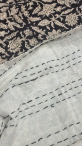 Cubrecama Kantha Floral Tradicional India Hecha a Mano con Estampado a Bloque, Gudari 100% Algodón para Uso Doméstico - Product Image 4