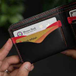 กระเป๋าสตางค์หนังแท้พับได้แบบคลาสสิค รุ่น NO.81 งานแฮนด์เมด รับประกัน 5 ปี สำหรับผู้ชาย หนังฟอกฝาดแบบวีแกน สีดำ แต่งสีแดง ป้องกันการโจรกรรม - Product Image 5