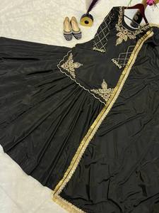 Kurta Lehenga Negra de Seda en Tendencia, Estilo Indio-Pakistaní con Lentejuelas y Bordado Zari, para Bodas, Fiestas y Eventos Tradicionales, Ropa Femenina - Product Image 2