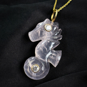 Pendentif en argent sterling 925 avec incrustation de pierre précieuse en forme d'hippocampe en quartz rose naturel, bijoux tendance en pierre précieuse, 32 mm - Product Image 1