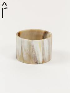 Brazalete de cuerno de búfalo pulido, accesorio tradicional y elegante para ropa informal y de fiesta a la venta - Product Image 4