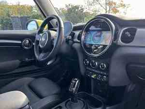 Hatchback d'occasion 2 portes SE 2024, cuir foncé, transmission manuelle, conduite à gauche, caméra de recul, 4L, prêt à rouler - Product Image 5