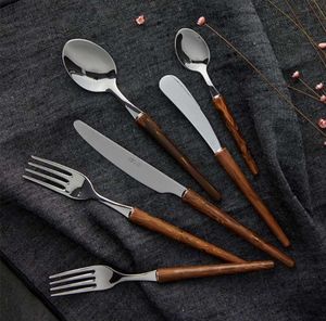 Couverts en acier inoxydable durable et en bois conçus pour une prise en main de qualité supérieure et une utilisation ergonomique pendant les repas ou les fêtes - Product Image 1