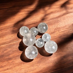 Esfera de cuarzo transparente más vendida de La India, mascota de cristal Feng Shui tallada, decoración del hogar, regalo de amor, precio al por mayor, trofeos, medallas - Product Image 5