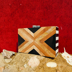 Pochette de soirée artisanale en résine et bois naturel incrusté, motif chevron croisé audacieux, sac de créateur de luxe - Product Image 3