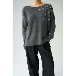 Pull anthracite avec détails en pierre sur les épaules - Product Image 1