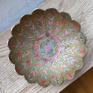 Cuenco Decorativo de Metal con Grabado Floral, Perfecto para Decoración de Mesa, Exhibición Festiva y Estilo Elegante para el Hogar, Hecho a Mano en India - Product Image 4