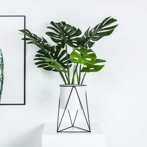 Vase en métal moderne au design minimaliste et élégant idéal pour la décoration de bureau ou de réception élégante - Product Image 2