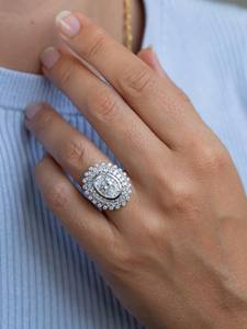 Bague de cocktail Moissanite coupe ovale 7x9mm | Double Halo Floral Statement Design | OEM de bijoux fins de mariage en or argent - Product Image 2