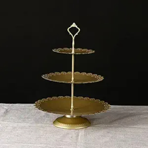Soporte de pastel de acero inoxidable martillado de 2 niveles de lujo con acentos de hoja de oro elegante Servidor de postres para fiestas y decoración del hogar - Product Image 3