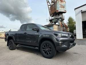 2023 para Toyota Hilux 2.8L Extra Cab usado con asientos de cuero de dirección izquierda - Product Image 3