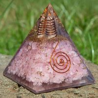 Pyramide d'orgone artisanale en quartz rose et quartz cristallin avec bobine de cuivre pour l'activation du chakra cardiaque Reiki