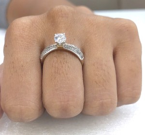 Anillo de compromiso clásico con diamante cultivado en laboratorio de corte redondo de 0,85 quilates para mujer, joyería de oro blanco/amarillo macizo de 14k, regalo de San Valentín - Product Image 2