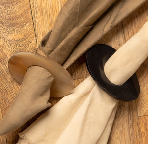 Rond de serviette en corne de buffle en gros 2 pièces de couleur naturelle différente meilleure qualité anneaux de serviette en corne de buffle sculptés à la main - Product Image 1