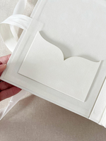 Caja de Regalo de Terciopelo de 5x7 Pulgadas para Invitaciones de Fiesta y Boda, Caja de Recuerdo Color Marfil con Monograma en Dorado