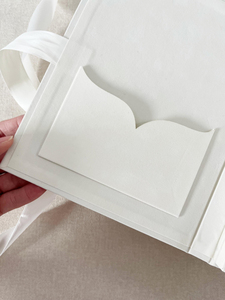 Scatola Regalo in Velluto 5x7" per Inviti di Festa e Matrimonio, Cofanetto Portaoggetti Avorio con Monogramma in Lamina Dorata - Product Image 3