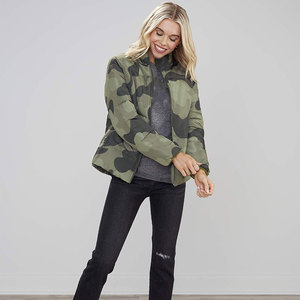 Chaqueta acolchada de piel de oveja de satén de alta calidad OEM para mujer, nuevo diseño para uso en invierno, transpirable, impermeable, reversible, estampado - Product Image 3