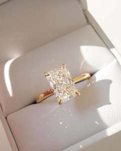 Anillo de mujer de fiesta de aniversario de compromiso de boda de moissanita de corte radiante con plata 925 10K 14K 18K oro sólido hecho a mano - Product Image 1
